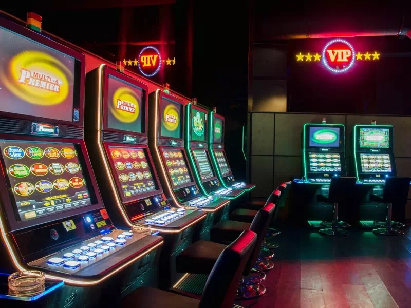 Vai online kazino vietnēs varu spēlēt Book of Ra Deluxe?